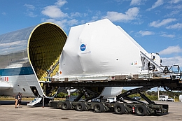 Orion verpackt vor Super Guppy (Bild: NASA)