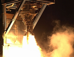 SpaceX Merlin Vacuum läuft im Teststand
(Bild: SpaceX)