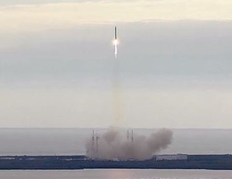 Falcon 9 mit Dragon-CRS 2 an der Spitze beim Start in Cape Canaveral
(Bild: NASA-TV)