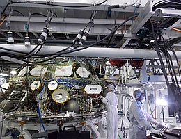 Techniker arbeiten an den Systemen eines Orion-CMs.
(Bild: Lockheed Martin)