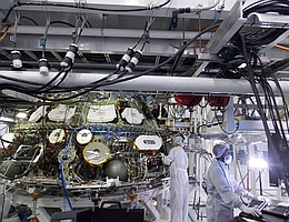 Techniker arbeiten an den Systemen eines Orion-CMs. (Bild: Lockheed Martin)