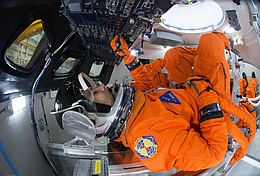 Astronauten im Inneren eines Prototypen der Druckkabine.
(Bild: NASA/JSC)