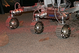 Diese Aufnahme zeigt die sechs in einem Winkel von 90 Grad eingeschlagenen Räder des Testrovers.
(Bild: Raumfahrer.net (R.-M. Richter))