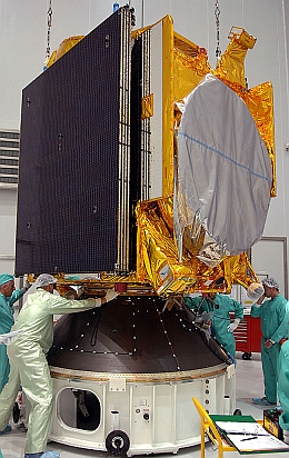 Thaicom 5 wird auf Nutzlastadapter aufgesetzt
(Bild: Arianespace)