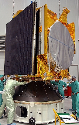 Thaicom 5 wird auf Nutzlastadapter aufgesetzt (Bild: Arianespace)