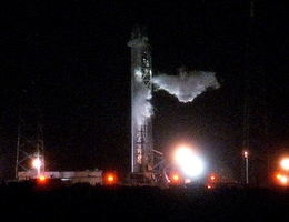 Falcon 9 mit CRS-4-Dragon auf der Startrampe (Bild: NASA)