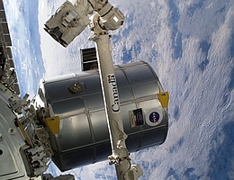 MPLM Raffaello während der Mission STS 114 angedockt an der ISS
(Bild: NASA)
