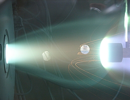 Im lichtbogenbeheizten Windkanal lässt sich der Eintritt einer Raumkapsel in die Marsatmosphäre simulieren.
(Bild: DLR)