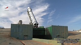 Die einzige gebaute Zenit-2FG wird auf dem Launchpad aufgerichtet. Sie sollte die Sonden Fobos-Grunt und Yinghuo Richtung Mars transportieren, was leider fehlschlug.
(Bild: Roskosmos)