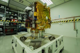 Der Kleinsatellit ESAIL vor dem Verladen. (Bild: LSA)