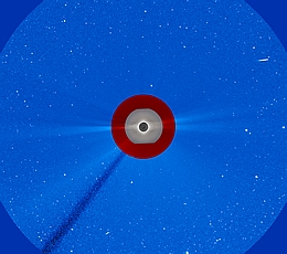 Beobachter auf der Erde sehen die Korona der Sonne nur bei einer totalen Sonnenfinsternis, wenn der Mond die Sonne verdeckt und so erkennbar wird, wie sich die äußere Atmosphäre weit bis ins All erstreckt. Dieses Kompositbild zeigt die Eklipse vom Juli 2019. (Bild: ESA/CESAR; SOHO (ESA & NASA); Proba-2: ESA/Royal Observatory of Belgium)