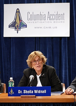 Mitglied des Columbia Investigation Board Prof. Sheila Widnall fordert ein größeres Verantwortungs-Bewusstsein der Ingenieure innerhalb der Organisations-Strukturen.
(Bild: CAIB, Rick Stiles)