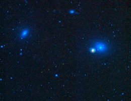 Auf dieser Aufnahme von WISE sind vier Galaxien des Virgo-Galaxienhaufens erkennbar (Messier 59, Messier 60, NGC 4647, and NGC 4638). Des Weiteren sind drei Asteroiden abgebildet, deren Spuren sich als grüne Punkte darstellen. Ein Klick auf die Lupe vergrößert diese Aufnahme, welche einen Himmelsbereich von 0,71 x 0,53 Grad wiedergibt.
(Bild: NASA, JPL-Caltech, UCLA, WISE-Team)