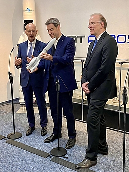 Ministerpräsident Dr. Markus Söder (Mitte) mit einem Modell der Ariane-Rakete. Flankiert wird er von Hans Steininger, Vorstandsvorsitzender MT Aerospace AG (links) und Marco Fuchs, Vorstandsvorsitzender OHB SE (rechts). (Bild: OHB)