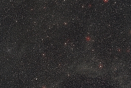 Diese Weitwinkelaufnahme zeigt die Himmelsregion im Sternbild Zentaurus, in der sich HD101584, eine Gaswolke um einen kürzlich mit ALMA und APEX untersuchten Doppelstern, befindet. Das Bild wurde aus Aufnahmen des Digitized Sky Survey 2 erstellt. (Bild: ESO/Digitized Sky Survey 2. Acknowledgement: Davide De Martin)