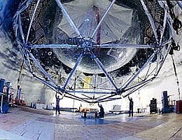 Dieses Neutrino-Teleskop weicht durch seine Lage tief unten in einem alten Bergwerk dem störenden Hintergrundrauschen aus. (Bild: Sudbury Neutrino Observatory)