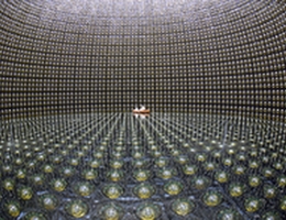 Sensorreihen im wassergefüllten Neutrino-Detektor Super-Kamiokande in Japan.
(Bild: J. Argyriades über Wikipedia)