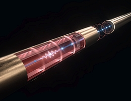 In dem Mini-Beschleuniger schieben Terahertz-Wellen die Elektronenpakete an und lassen sich für eine zweite Beschleunigungsstufe recyceln. (Illustration: DESY, Science Communication Lab)