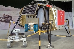 Rover und Lander Alina (Mockup) in Berlin. (Bild: Thomas Weyrauch)