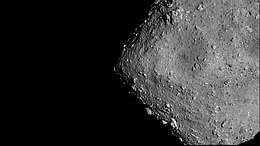 Dicht am Asteroiden Ryugu. (Bild: JAXA, University of Tokyo, Kochi University, Rikkyo University, Nagoya University, Chiba Institute of Technology, Meiji University, University of Aizu and AIST.University of Aizu, Kobe University, Auburn University, JAXA)