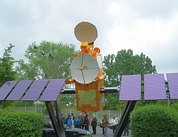 Gruppenbild mit Satellit auf dem Außengelände von EUMETSAT. (Bild: Raumfahrer.net)