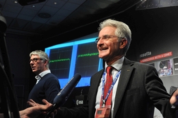 Paolo Ferri im Gespräch mit den Medien, als die Einsatzleitung zum ersten Mal ein Signal von Rosetta erhielt. (Bild: ESA-J. Mai)