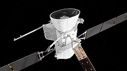 Während des siebenjährigen Anflugs zum Merkur gleicht BepiColombo einer Art „Raumsonden-Stapel“. Das Transfermodul (unten) sorgt für die Energieversorgung und den Antrieb während der Anreise. Es hat keine wissenschaftliche Funktion. Huckepack auf dem Transfermodul reisen die Sonden MPO (Mitte) und MMO (oben). MMO ist zudem von einem zylinderförmigen Sonnenschutzschild umgeben.
(Bild: ESA/ATG medialab)