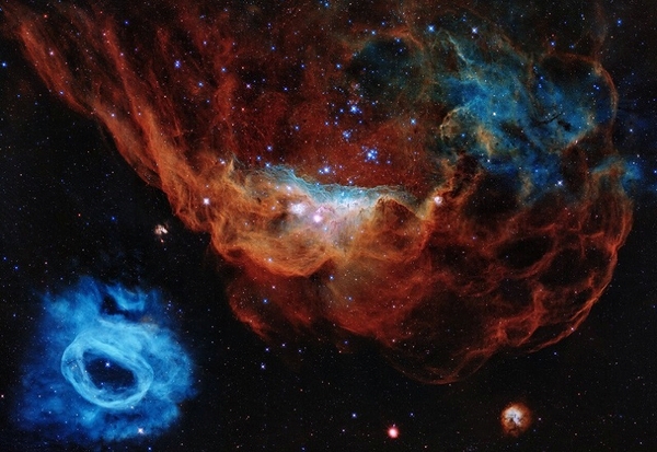 Emissionsnebel NGC 2014 und Nachbar NGC 2020
(Bild: NASA/ESA/STScI)