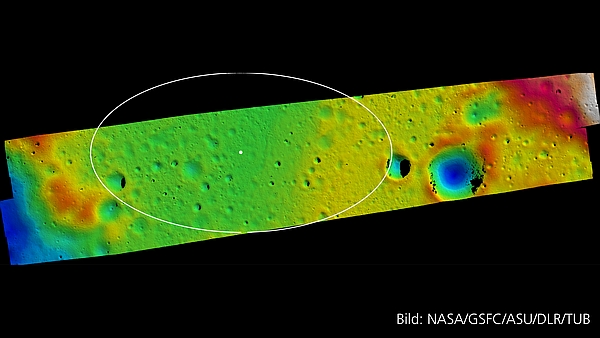 Wissenschaftlerinnen und Wissenschaftler vom Deutschen Zentrum für Luft- und Raumfahrt (DLR) und der Technischen Universität Berlin haben aus hochaufgelösten Bilddaten der NASA-Raumsonde Lunar Reconnaissance Orbiter (LRO) ein Bildmosaik der Landestellenumgebung von Vikram in einer Bildauflösung von 0,5 Metern pro Bildpunkt (Pixel) berechnet. Norden ist im Bild rechts, die Ellipse der Landeregion hat eine Ausdehnung von 15 Kilometer mal 8 Kilometer. Der weiße Punkt zeigt die angepeilte Landestelle. LROC liefert seit zehn Jahren Bilder in höchster Auflösung aus der Mondumlaufbahn. Die Berliner Wissenschaftler arbeiten als „Participating Scientists“ im LROC-Team mit den Bilddaten und erstellen beispielsweise hochpräzise digitale Geländemodelle von früheren und zukünftigen Landestellen auf dem Mond.
(Bild: NASA/GSFC/ASU/DLR/TUB)