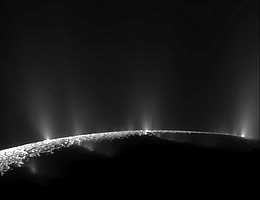 Mit seinen eindrucksvollen Wasserfontänen ist der Saturnmond Enceladus der wahrscheinlich bekannteste Vertreter des Kryovulkanismus im Sonnensystem. (Bild: NASA/JPL/Space Science Institute)