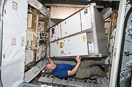 Alexander Gerst installiert Rack in Standardgröße (Bild: ESA/NASA)