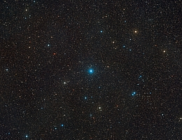 Diese Weitwinkelaufnahme zeigt die Himmelsregion im Sternbild Telescopium, in der HR 6819 zu finden ist, ein Dreifachsystem aus zwei Sternen und dem Schwarzen Loch, das der Erde am nächsten ist. Diese Ansicht wurde aus Bildern erstellt, die Teil des Digitized Sky Survey 2 sind. Während das Schwarze Loch unsichtbar ist, können die beiden Sterne in HR 6819 von der Südhalbkugel in einer dunklen, klaren Nacht ohne Fernglas oder Teleskop beobachtet werden. (Bild: ESO/Digitized Sky Survey 2. Acknowledgement: Davide De Martin)