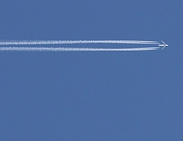 Kondensstreifen-Zirren am Himmel (Bild: DLR (CC-BY 3.0))