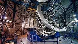 „4MOST“ wird am Teleskop VISTA installiert. Die Daten werden ab 2022 unter anderem mit dem Hamburger Spektrografen ausgewertet.
(Bild: ESO/Y. Beletsky)