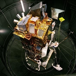 Envisat vor dem Start bei ESTEC (Bild: ESA)