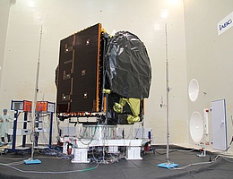 Der Kommunikationssatellit EDRS-C im Schall-Labor der IABG. (Bild: OHB System AG)