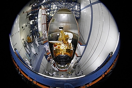 Belintersat 1 auf der Raketenspitze vor dem Verschließen der Nutzlastverkleidung (Bild: Belintersat)