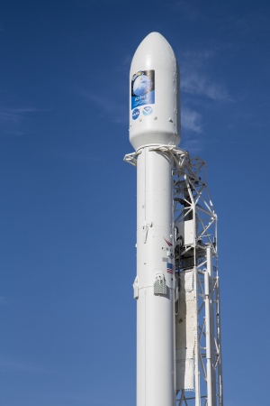 Falcon 9 mit Jason-3 vor dem Start
(Bild: SpaceX)