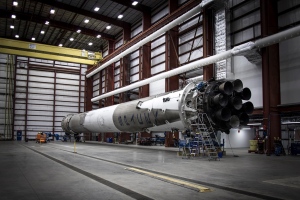 Die im Dezember gelandete F9 Erststufe im Hangar von Startkomplex 39A
(Bild: SpaceX)