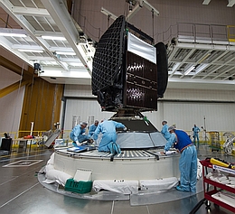 Sky Mexico 1 bei Startvorbereitungen in Kourou
(Bild: Arianespace)