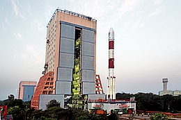 PSLV-C32 auf dem Weg zur Startrampe (Bild: ISRO)