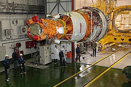 Resurs-P 3 in Baikonur noch ohne Solarzellenausleger (Bild: Roskosmos)