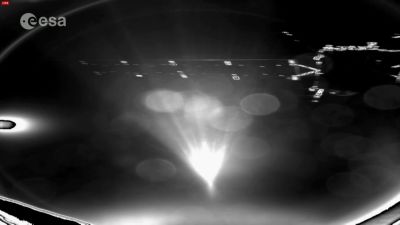 Blick zurück auf Rosetta von Philae aus. Rosetta und nach links ausgestreckt einer der Solarzellenflügel sind gut zu erkennen.
(Bild: ESA)