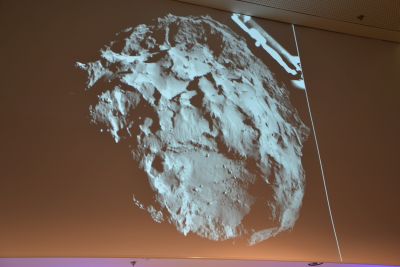 Premiere: Philae hat mit der Rolis-Kamera das Landeziel im Blick
(Bild: ESA)