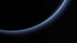 Diese Aufnahme hat das Zeug zur Bild-Ikone. Bisher kannte man solche Bilder einer dünnen blauen Atmosphärenschicht nur von der Erde. Es hat wohl kaum einer je im Traum daran gedacht, dass am Pluto einmal ähnliche Aufnahmen möglich sind.
(Bild: NASA, JHUAPL, SwRI)