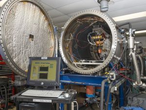 Plasmakammer (High Intensity Solar Environment Test System) im Marshall Space Flight Center. Hier werden die theoretischen Überlegungen zum E-Sail zunächst einmal modellhaft überprüft.
(Bild: NASA/MSFC/Emmett Given)