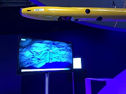 Das AUV Leng zusammen mit einer Videodarstellung des Missionszenarios als Exponat im Space-Pavillion der ILA 2016.
(Bild: DFKI GmbH; Foto: Marius Wirtz)