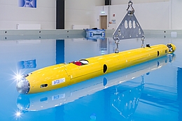 Das AUV Leng beim Wassern in der Maritimen Explorationshalle des DFKI RIC in Bremen.
(Bild: DFKI GmbH; Foto: Annemarie Popp)