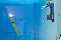 AUV Leng bei der Annäherung an das IceShuttle Teredo (Unterwasserperspektive).
(Bild: DFKI GmbH; Foto: Annemarie Popp)