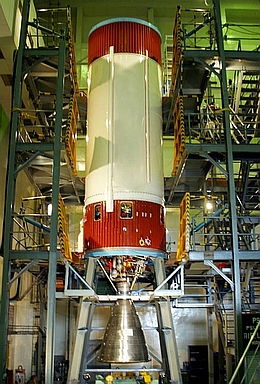 Vikas-Motor am Heck der 2. Stufe für eine PSLV-Rakete (Bild: ISRO)